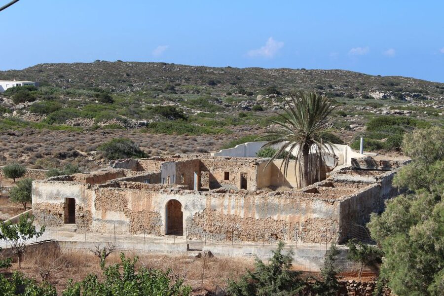 Chania & Rethymno: Elafonisi Beach with Transfer and Guide - Lunch, wine, and what you should budget