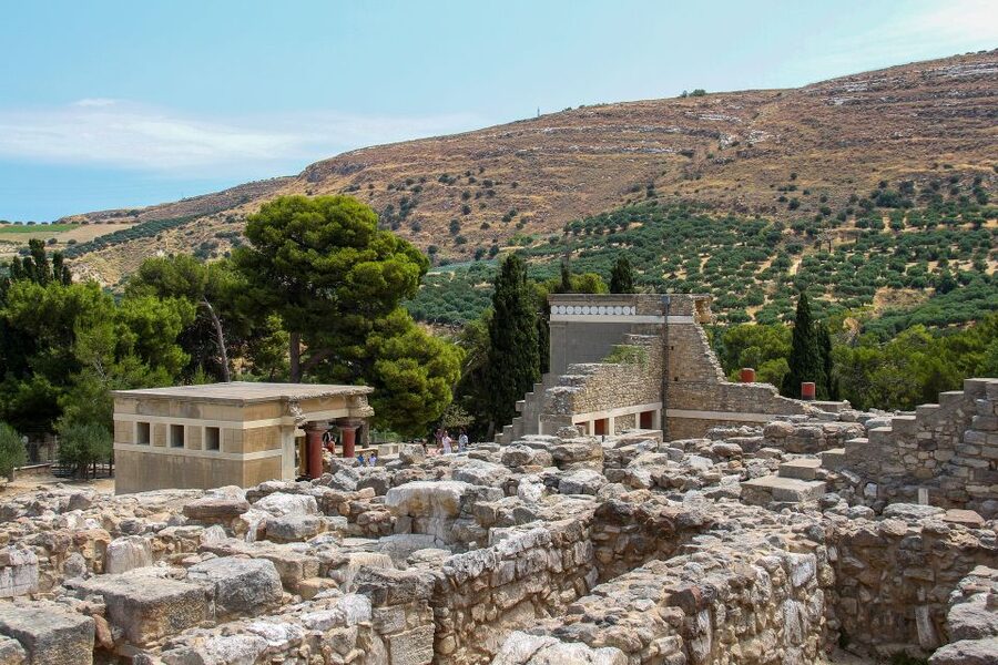 Crete: Knossos Palace & Heraklion Guided Tour - Walking through central Heraklion
