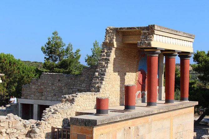 Crete Minoan Discovery Tour with Knossos Palace, Heraklion, and Live Dance Show - Walking through Heraklion’s old town