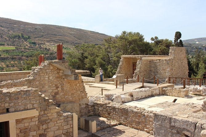 Crete Minoan Discovery Tour with Knossos Palace, Heraklion, and Live Dance Show - Practical tips for a smoother day