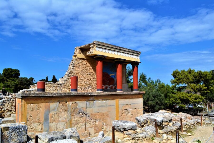 From Chania: Full-Day Heraklion Highlights Guided Tour - Entering Knossos, Crete’s Minoan palace
