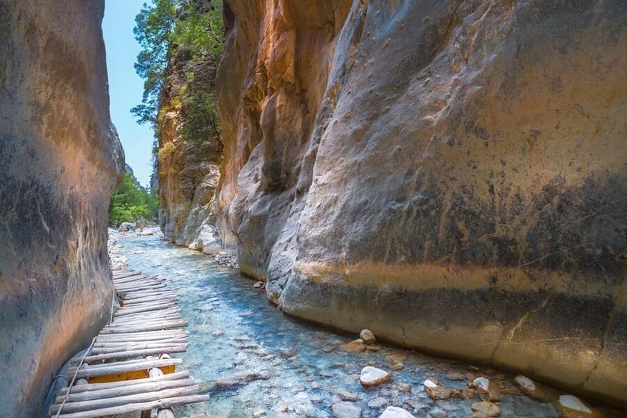 From Chania: Samaria Gorge with Professional Hiking Guide - Starting the 16 km descent into the gorge
