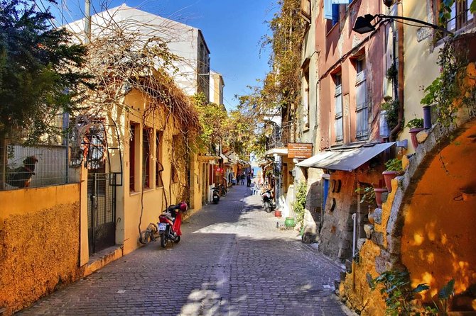 From Heraklion : Full-Day Bus Trip to Chania city , Kournas lake & Rethymno city - Guides, languages, and the group experience
