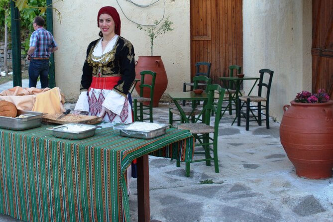 From Heraklion & Malia: Cretan Folklore Night with Buffet - Group size, comfort, and the evening pace