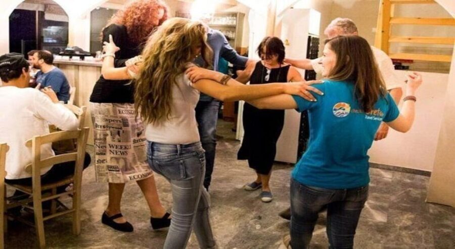 From Rethymno: Cretan Night Music, Food & Dancing - How the timing shapes your night
