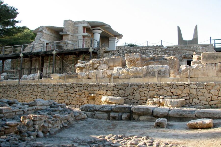 From Rethymno: Knossos Palace and Heraklion Guided Tour - The guide, languages, and style of the day