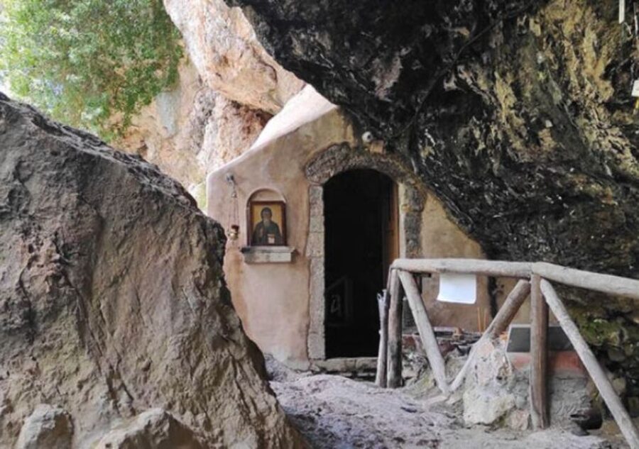 Heraklion:Cretan Villages with Patsos Gorge - Vatos: an old school and a raki cauldron