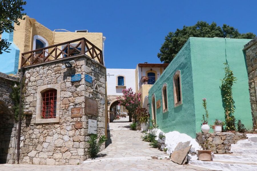 Heraklion Crete: Cretan and Greek Dance Lesson at Arolithos - Who will enjoy this experience most