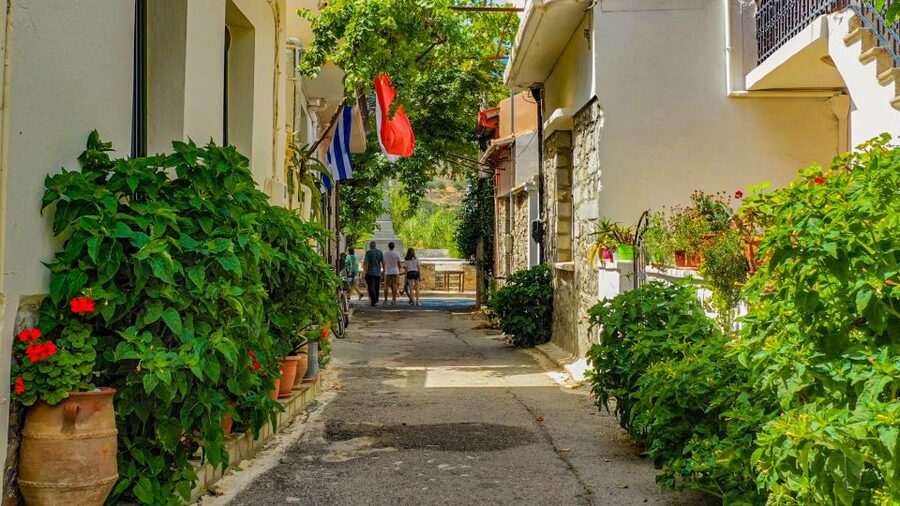 Heraklion: Eastern Crete Highlights Shore Private Tour - Agios Nikolaos and the lakefront pause