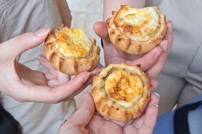 Heraklion Family Treasure Hunt with Food Stop - How the app and facilitator work together