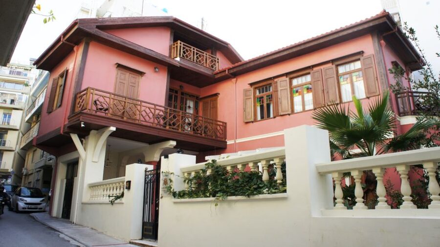 Heraklion: Family Zorba Treasure Hunt with Food Stop - Museum, Fountains, and Heraklion’s Religious Center
