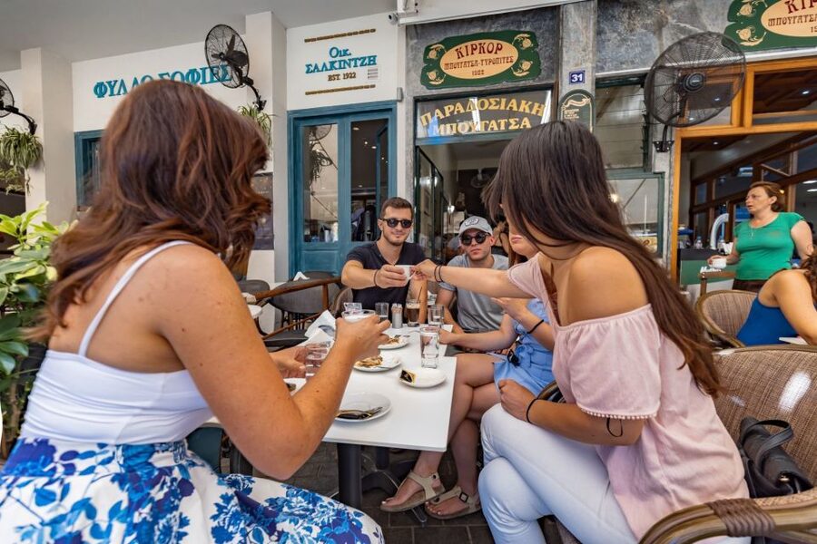 Heraklion: Gourmet Flavours Walking Tour - Family food shops and artisanal delis
