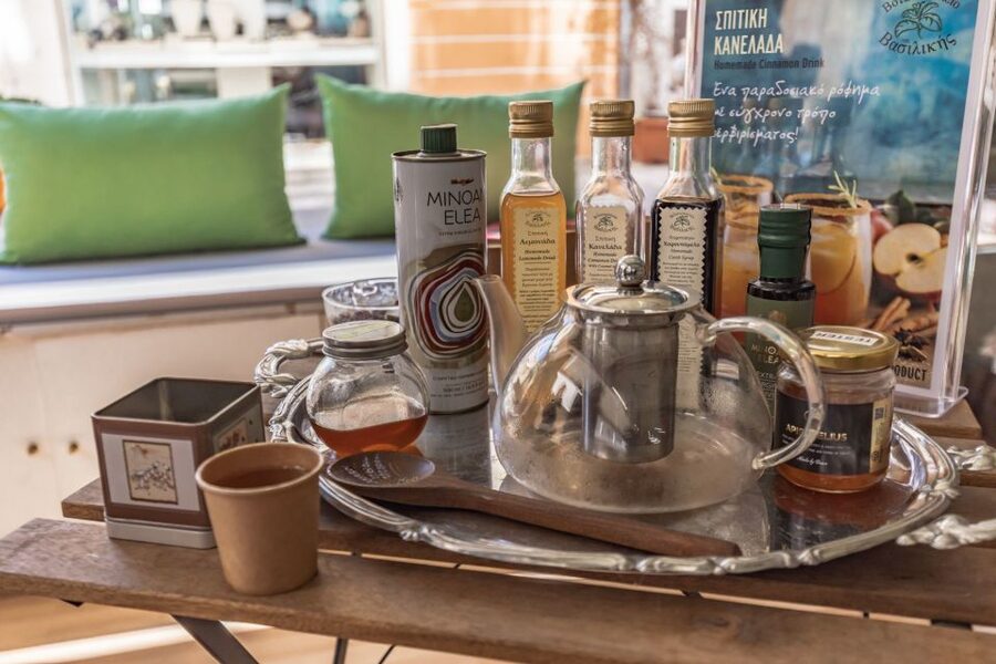 Heraklion: Gourmet Flavours Walking Tour - What the guides add
