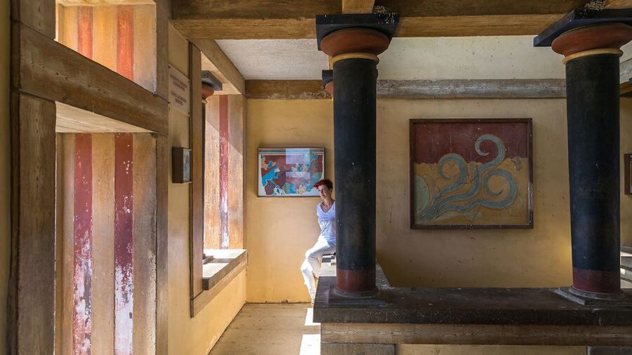 Heraklion: Knossos Private Guided Tour & Skip-the-Line Entry - Inside the palace, from throne room to royal quarters