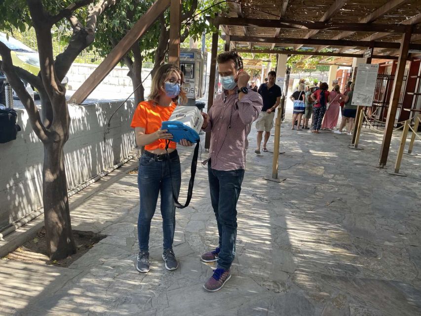Heraklion: Palace of Knossos 3D Virtual Audio Tour by Tablet - Meeting the orange-shirted team at the entrance
