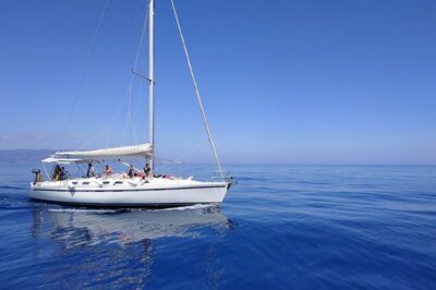 Small-Group Sailing Trip to Dia Island with Lunch