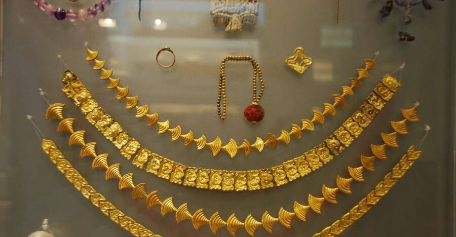 Knossos Palace & Archaeological Museum Private Tour - From palace ruins to museum displays