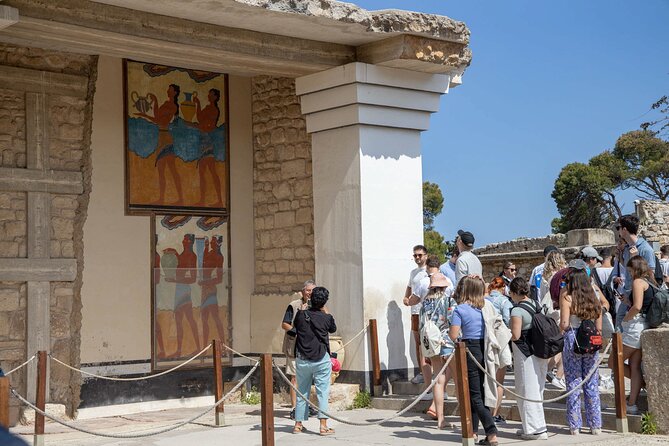 Knossos Palace Self-Guided Treasure Hunt & Tour - Following the route through the palace