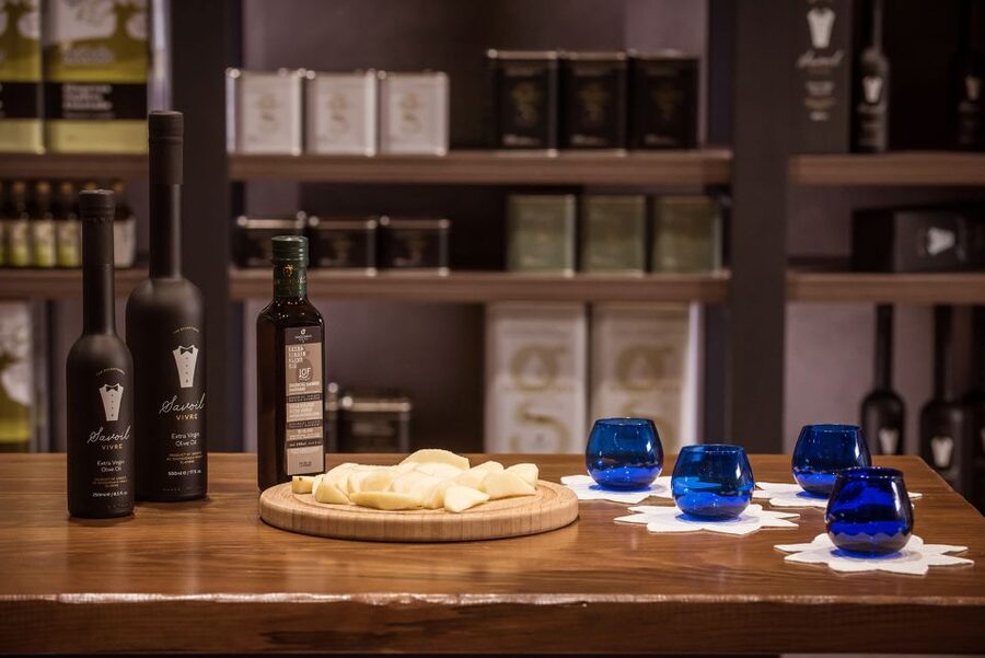 Olive Oil Food Pairing in Crete - Food pairing with fresh small snacks