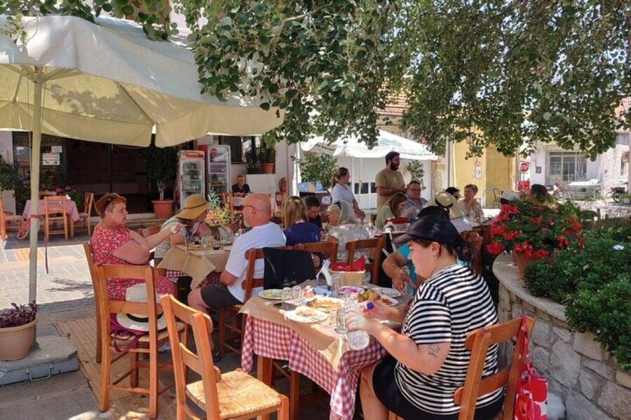 Private tasting of 6 cretan wines in Fres village - Six wines, six ways to read Crete