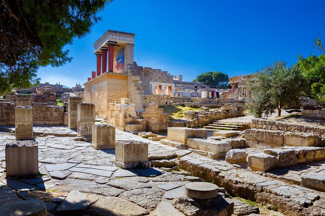 Private Tour Knossos Palace-Archaeological Museum-Heraklion Town - The museum puts the palace pieces back together
