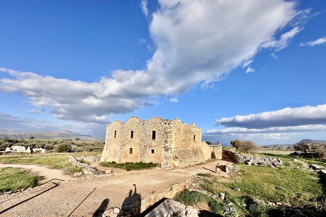 Private Tour of Knossos, Archaeological Museum & Heraklion Town - Heraklion: three hours for food, streets, and city life