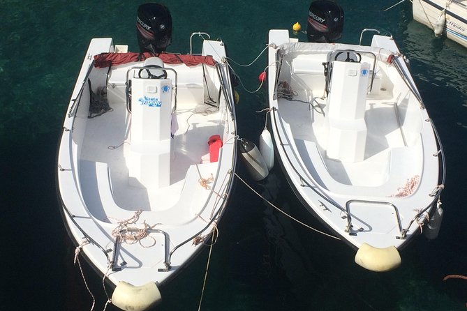 RENT A BOAT 5,5m - 30hp LICENSE FREE Chora Sfakion, Sfakia - Taking the helm from Sfakia Port