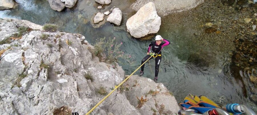 Rethymno: Canyoning Tour in the Kourtaliotiko Gorge - Kourtaliotiko Gorge Begins With Stone Steps and Sky-High Walls