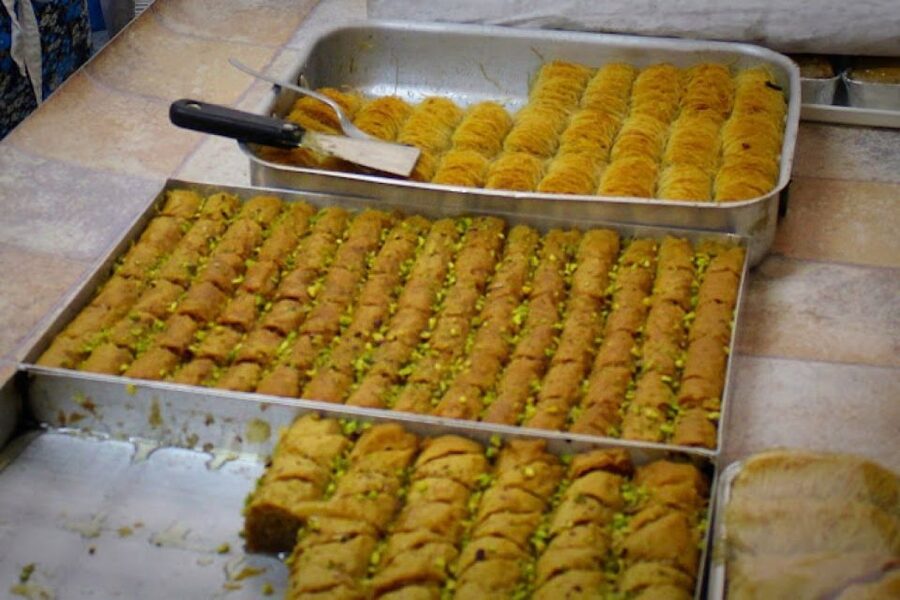 Rethymno: Old Town Walking Tour with Meal - Lunch or dinner under the lemon trees