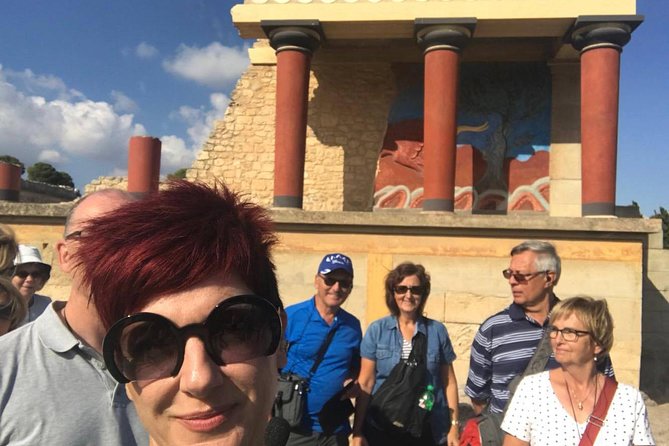 Visit Knossos palace (Tour & Skip-the-Line Ticket) - The value of a small group and headset